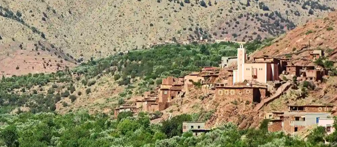 Excursion dans la vallée d’Agoundis : paysages sauvages de l’Atlas, villages berbères et nature préservée à découvrir depuis Marrakech.